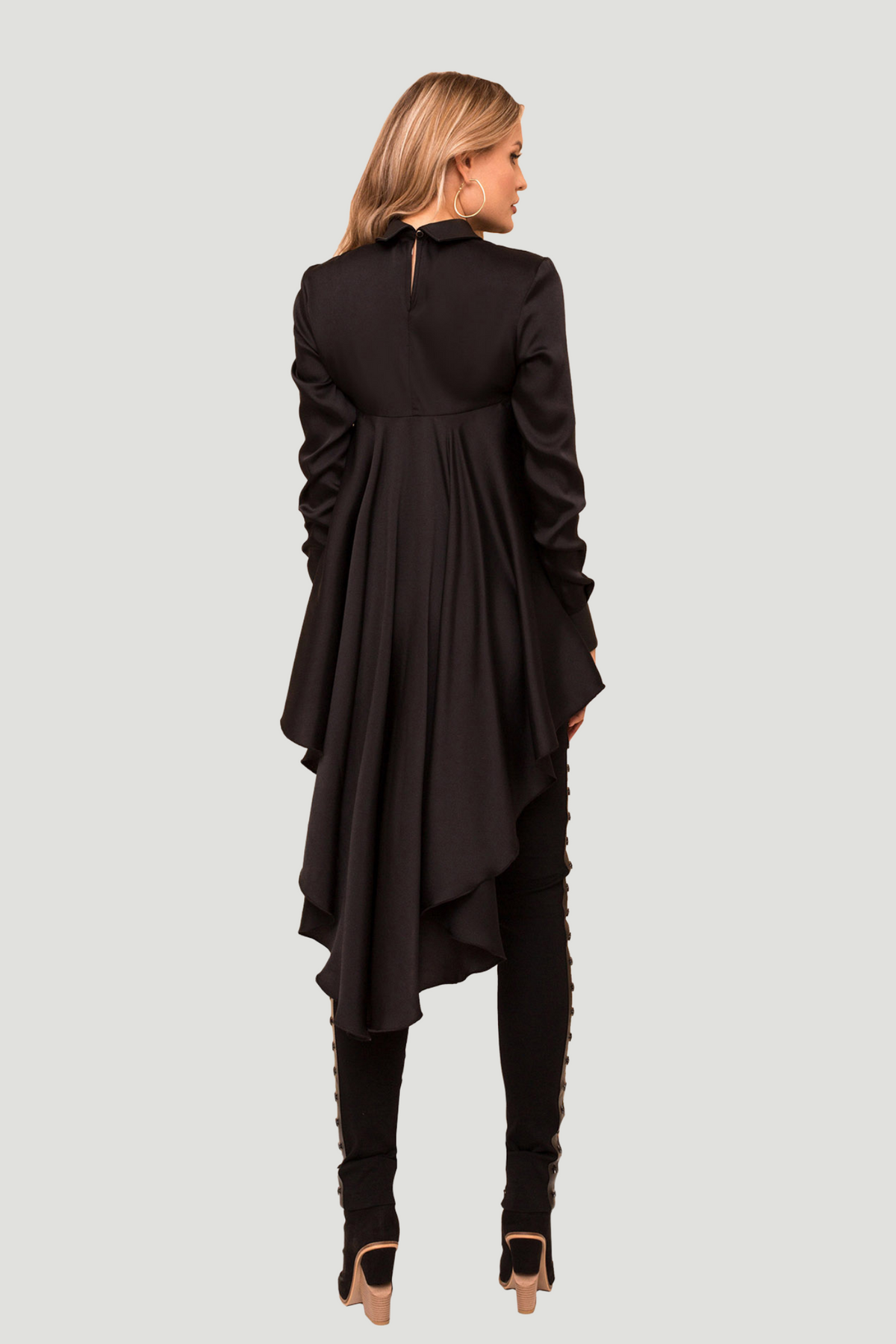 Blusa nera con coda in velo e dettagli in eco pelle, polsini e colletto, marca Moda-Mania, maglieria elegante e alla moda.