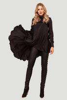 Blusa nera con coda in velo e polsini e colletto in eco pelle, moda Moda-Mania, capospalla elegante e femminile.