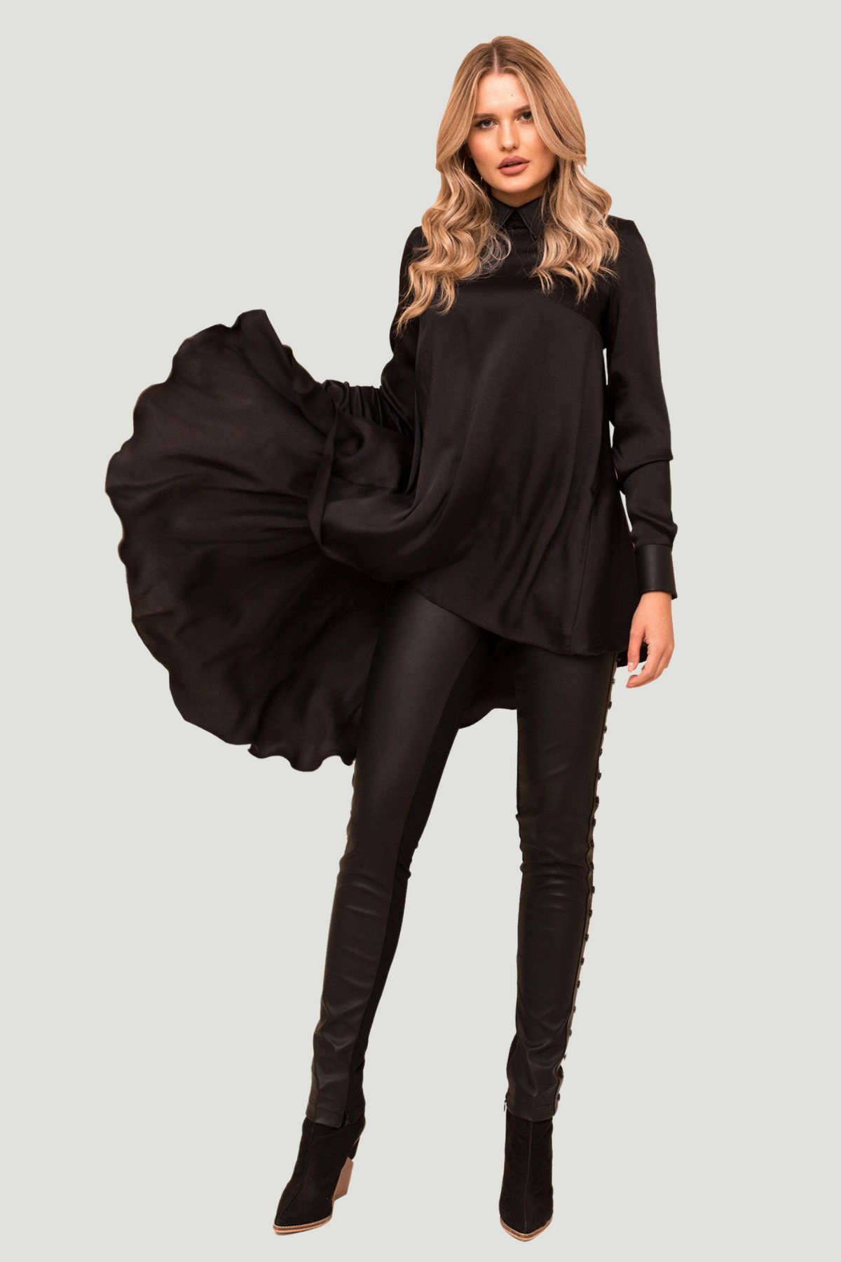 Blusa nera con coda in velo e polsini e colletto in eco pelle, moda Moda-Mania, capospalla elegante e femminile.