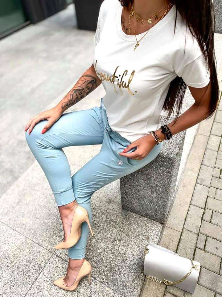 Maglietta bianca a maniche corte in cotone elasticizzato con stampa dorata "Beautiful"