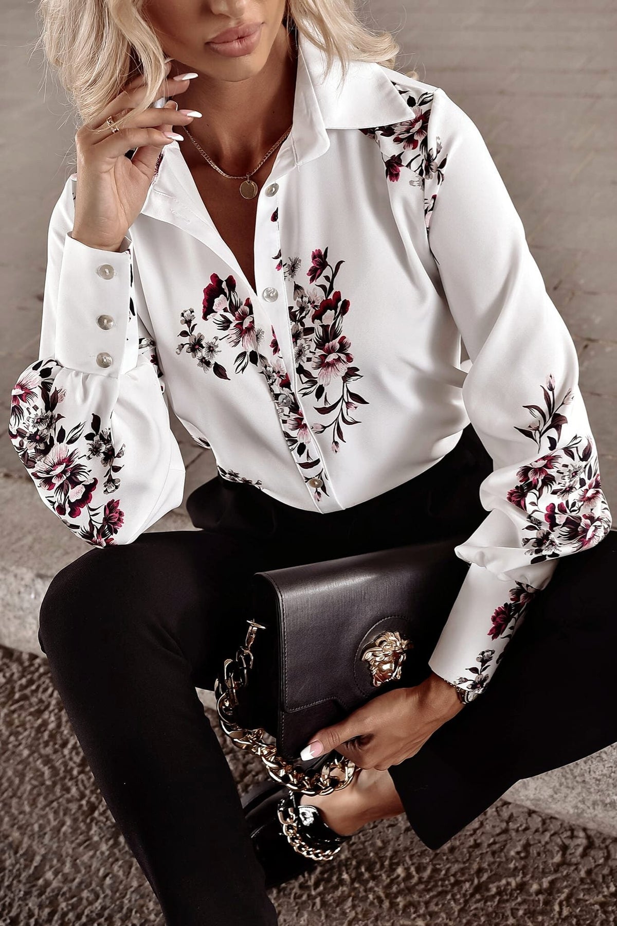 Camicia bianca Moda-Mania con stampa floreale e polsini alti, dettaglio delle maniche e tessuto leggero.