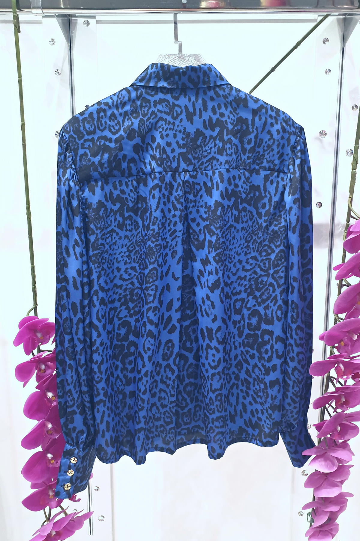 Camicia elegante Moda-Mania con fantasia leopardata blu, maniche a sbuffo e bottoni gioiello, tessuto leggero e raffinato
