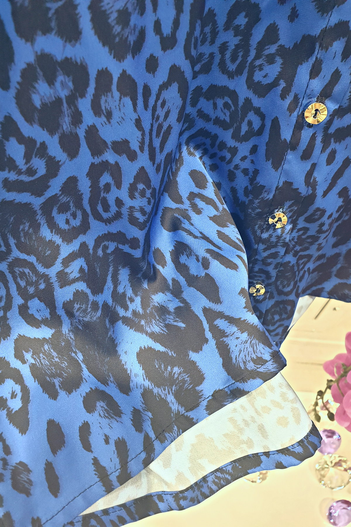 Camicia elegante Moda-Mania a fantasia leopardata blu con maniche a sbuffo e bottoni gioiello, dettagli raffinati.