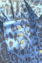Camicia elegante Moda-Mania a fantasia leopardata blu con maniche a sbuffo e bottoni gioiello, dettagli raffinati.
