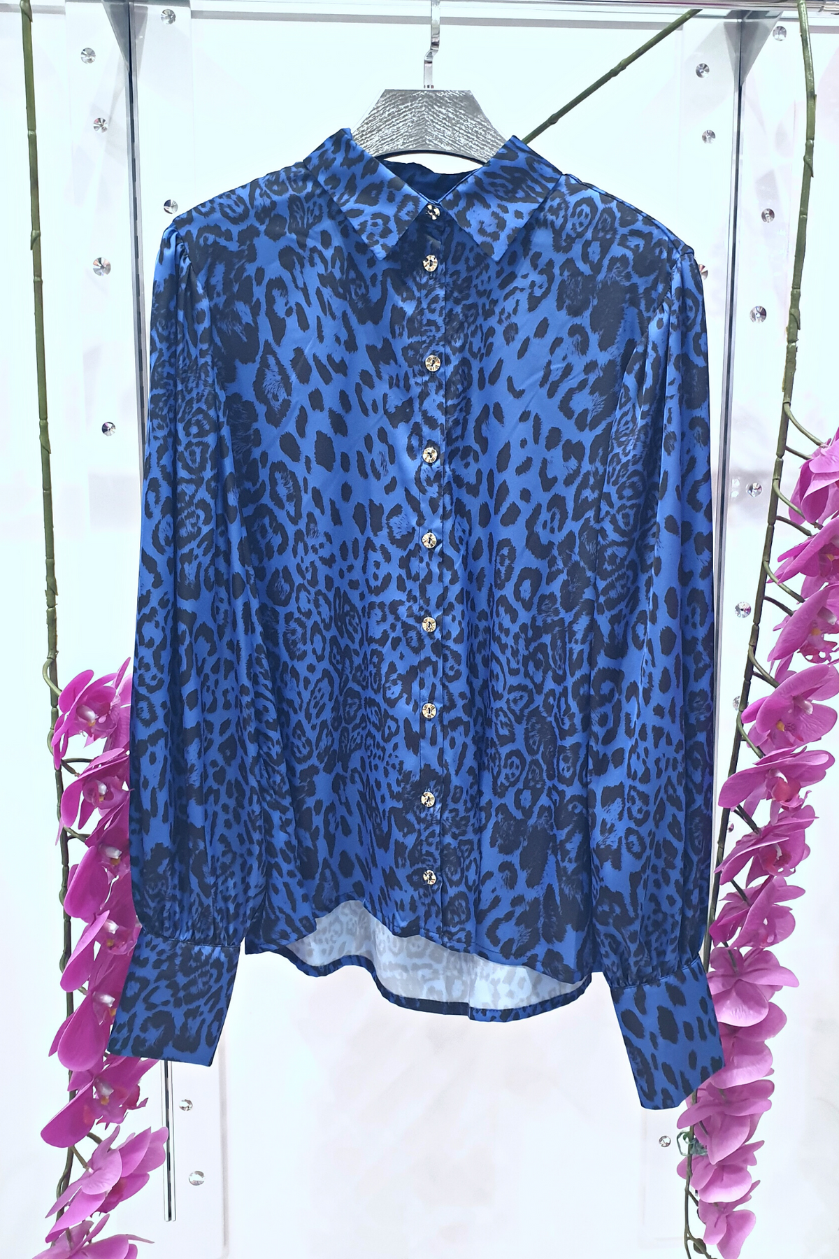 Camicia elegante Moda-Mania a fantasia leopardata blu con maniche a sbuffo e bottoni gioiello, dettagli raffinati.