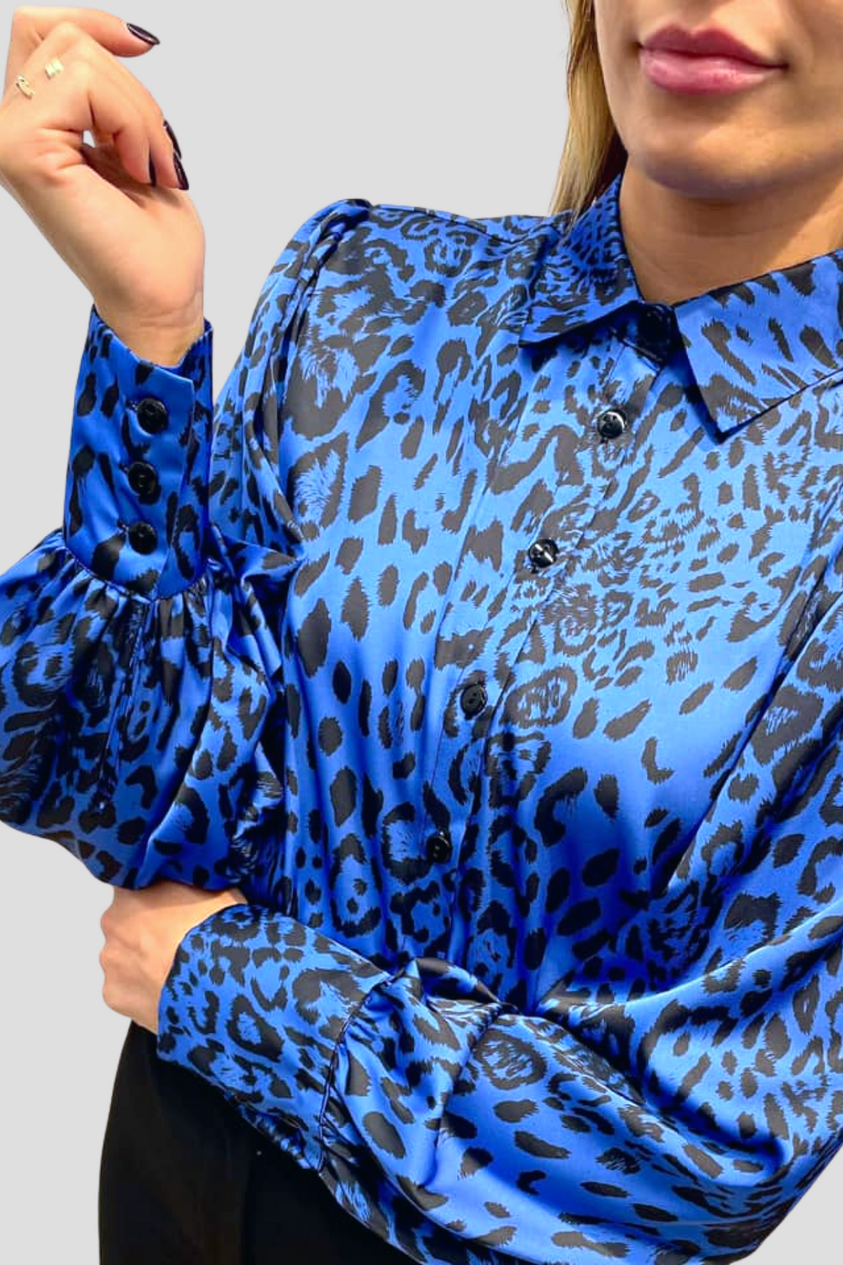 Camicia elegante Moda-Mania a fantasia leopardata blu con maniche a sbuffo e bottoni gioiello, dettaglio di stile raffinato.