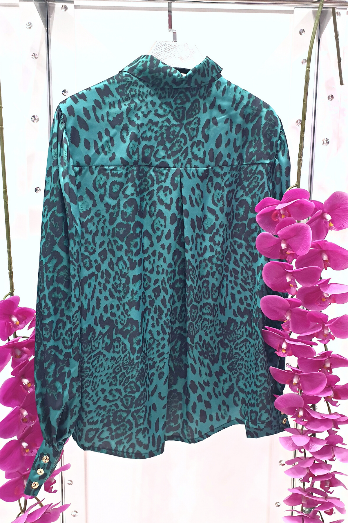 Camicia elegante Moda-Mania a fantasia leopardata verde con maniche a sbuffo e bottoni gioiello, vista frontale.