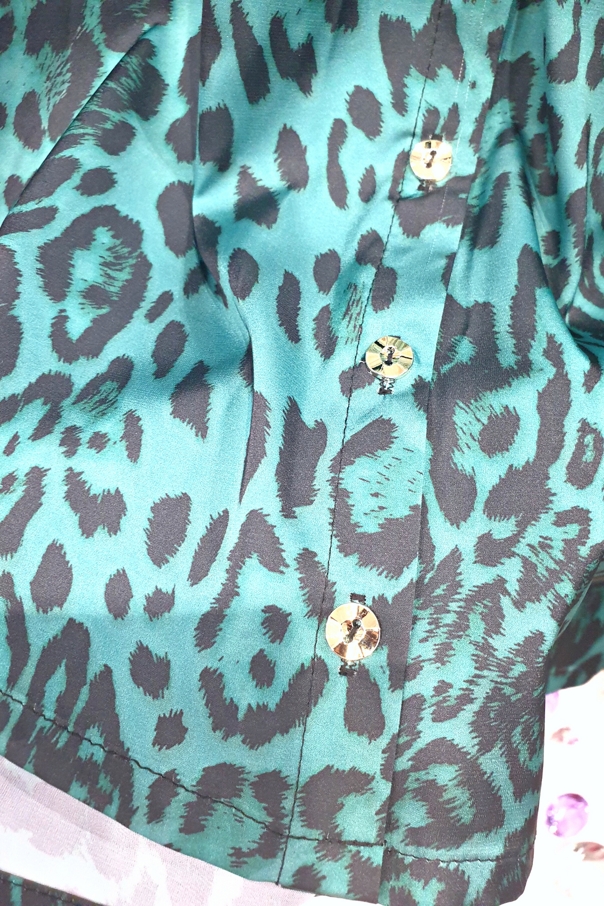 Camicia elegante moda-mania con fantasia leopardata verde, maniche a sbuffo e bottoni gioiello, tessuto leggero e raffinato.