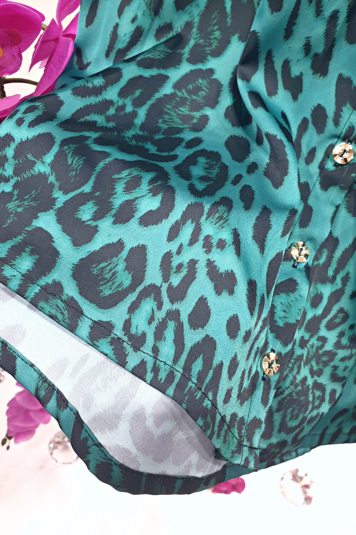 Camicia elegante Moda-Mania a fantasia leopardata verde con maniche a sbuffo e bottoni gioiello, dettagli raffinati.