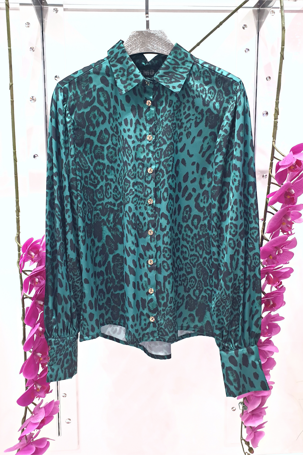 Camicia elegante Moda-Mania a fantasia leopardata verde con maniche a sbuffo e bottoni gioiello, dettaglio visibile.