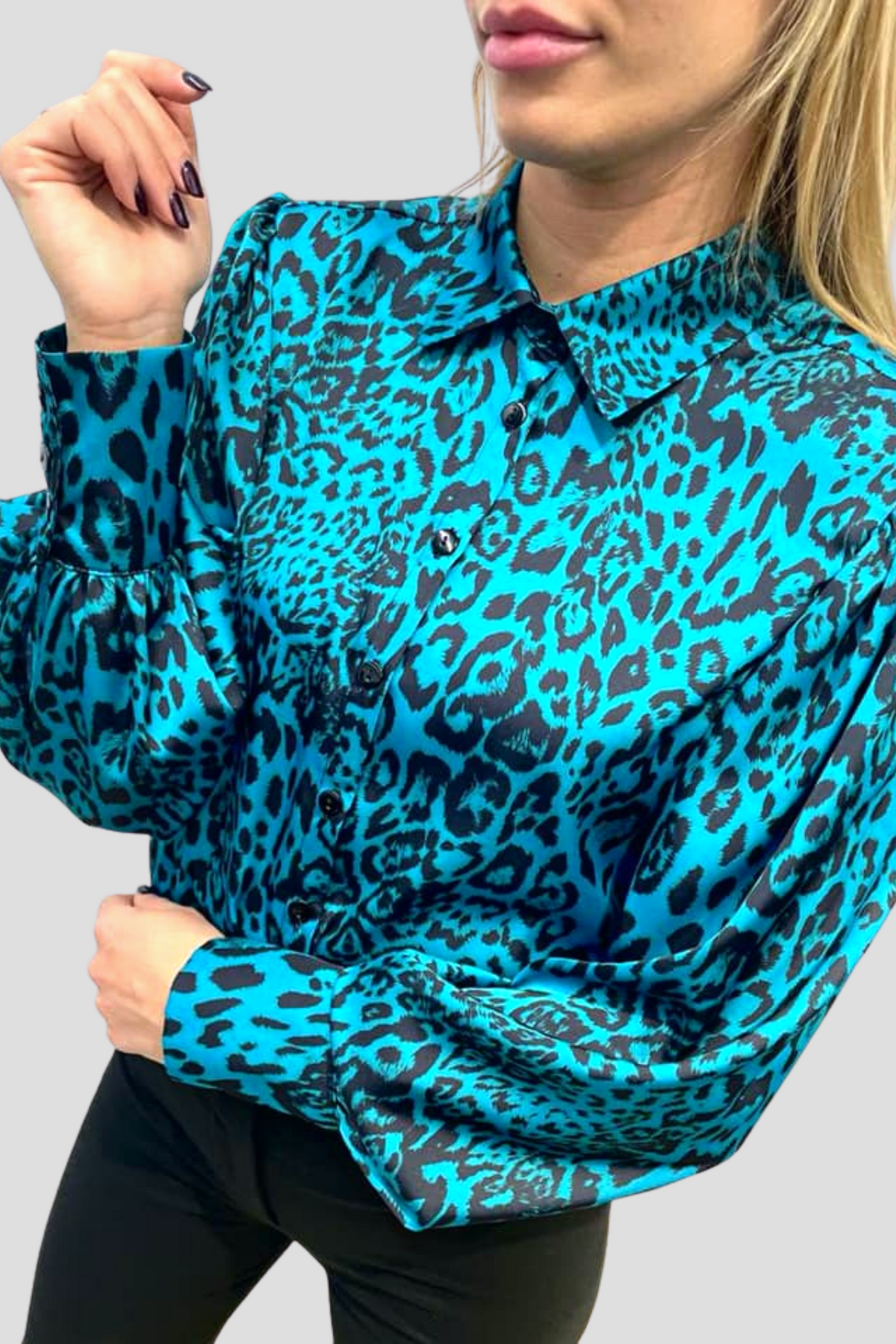 Camicia elegante Moda-Mania a fantasia leopardata verde con maniche a sbuffo e bottoni gioiello, tessuto leggero e dettagli raffinati.