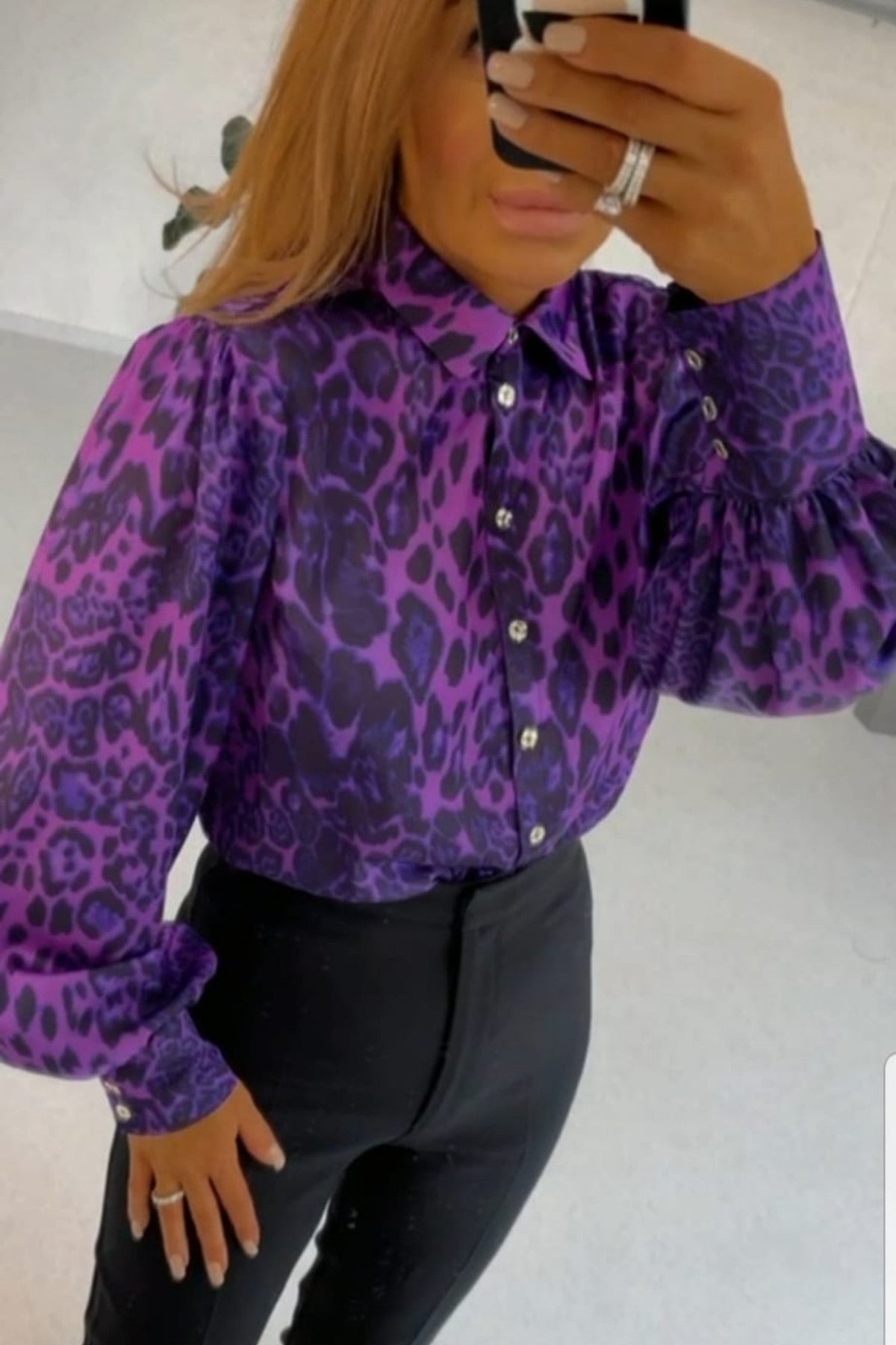 Camicia elegante Moda-Mania a fantasia leopardata viola con maniche a sbuffo e bottoni gioiello, tessuto leggero e dettagli raffinati