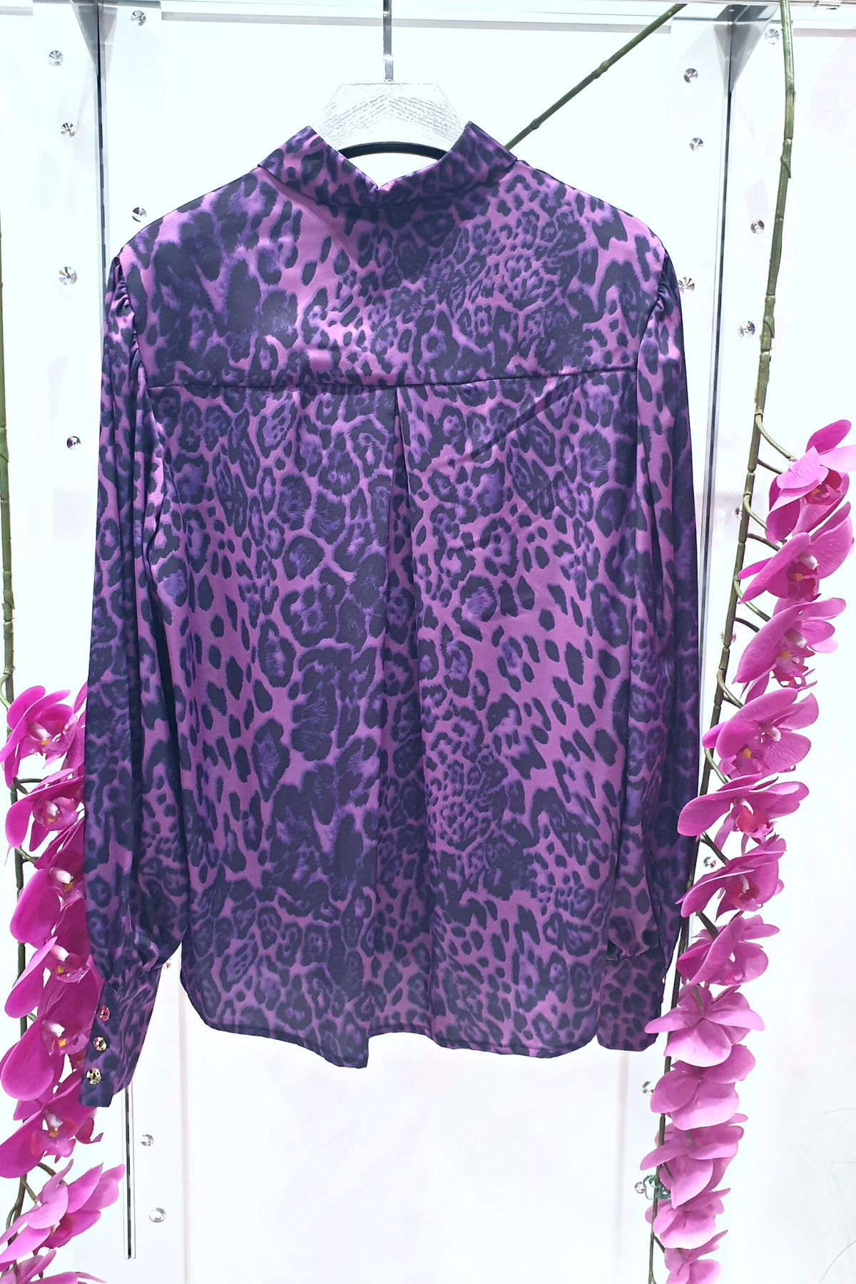 Camicia elegante Moda-Mania a fantasia leopardata viola con maniche a sbuffo e bottoni gioiello, tessuto leggero e raffinato