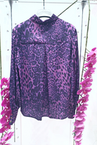 Camicia elegante Moda-Mania a fantasia leopardata viola con maniche a sbuffo e bottoni gioiello, tessuto leggero e raffinato