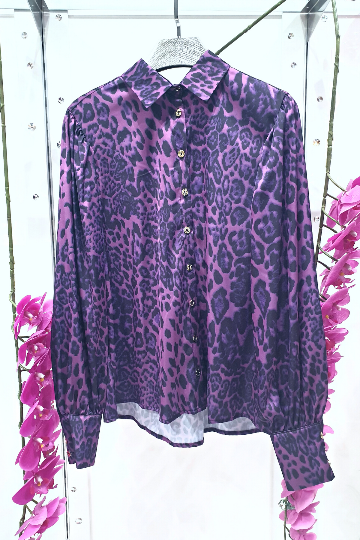 Camicia elegante Moda-Mania a fantasia leopardata viola con maniche a sbuffo e bottoni gioiello, dettaglio di stile sofisticato.