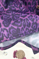 Camicia elegante Moda-Mania a fantasia leopardata viola con maniche a sbuffo e bottoni gioiello, dettagli raffinati e stile sofisticato.