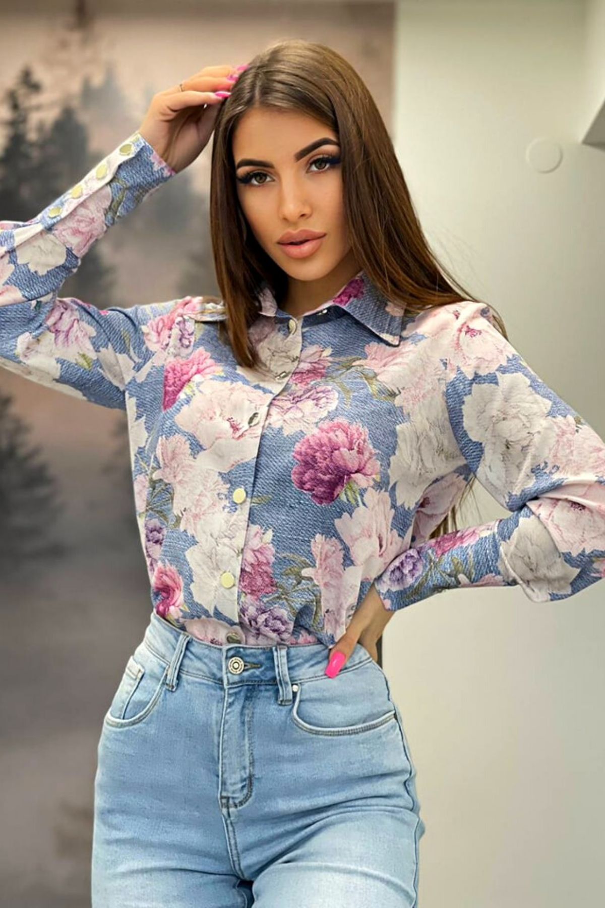 Camicia elegante bianca Moda-Mania con fantasia floreale rosa, bottoni dorati e design raffinato, vista frontale.