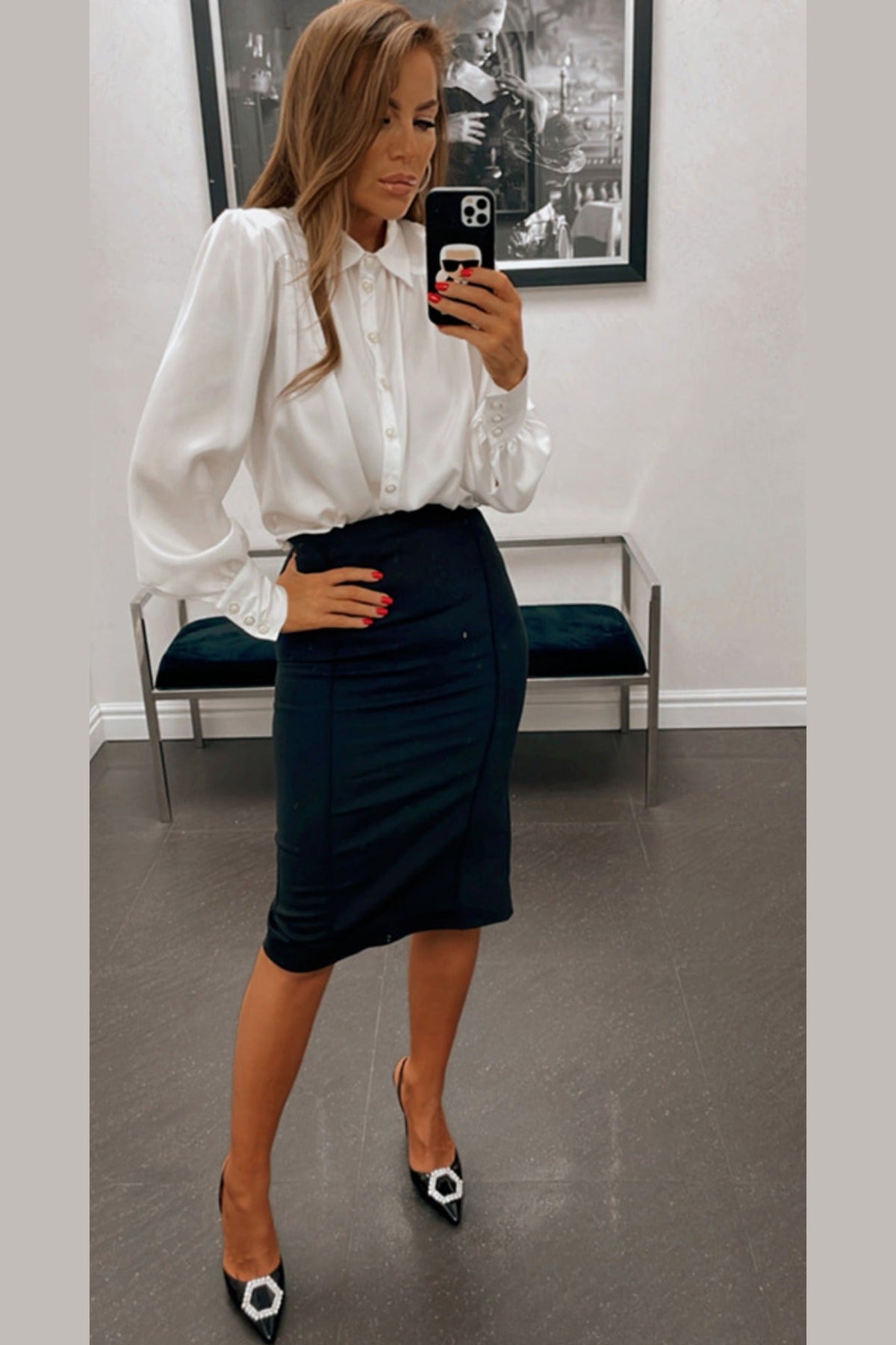Camicia elegante bianca Moda-Mania in tessuto satinato con maniche a sbuffo e bottoni gioiello bianchi, dettagli raffinati.