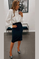 Camicia elegante bianca Moda-Mania in tessuto satinato con maniche a sbuffo e bottoni gioiello bianchi, dettagli raffinati.