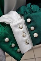 Camicia bianca elegante Moda-Mania in satinato con maniche a sbuffo e bottoni gioiello, dettaglio di tessuto e design sofisticato