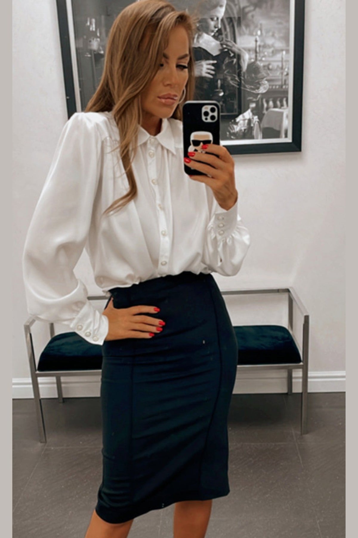 Camicia elegante bianca Moda-Mania in tessuto satinato con maniche a sbuffo e bottoni gioiello bianchi.