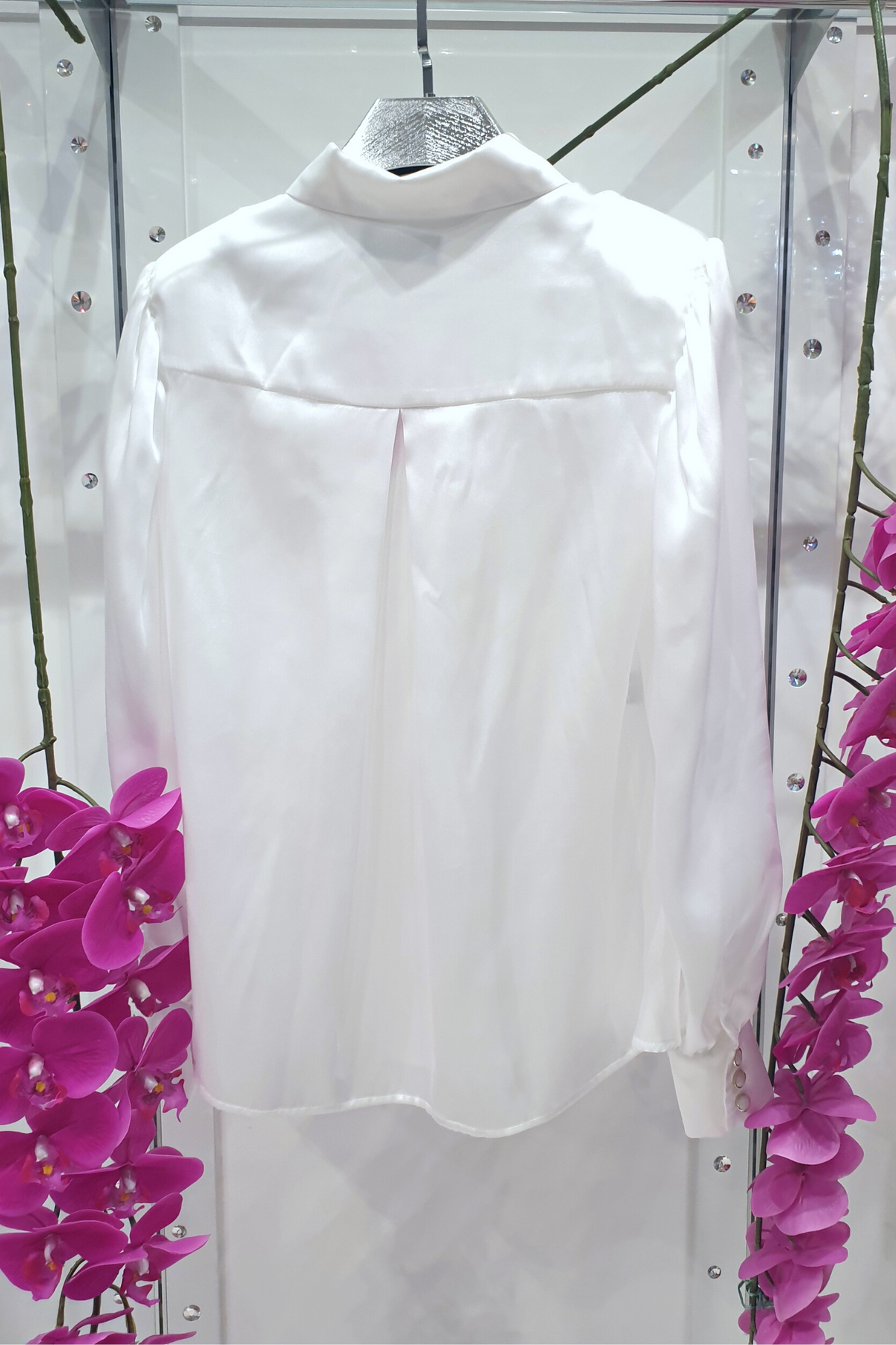 Camicia elegante bianca Moda-Mania in satinato con maniche a sbuffo e bottoni gioiello, dettagli raffinati e tessuto lucente