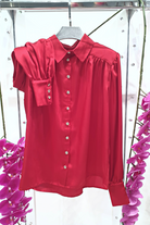 Camicia elegante rossa Moda-Mania in tessuto satinato con maniche a sbuffo e bottoni gioiello bianchi, vista frontale.