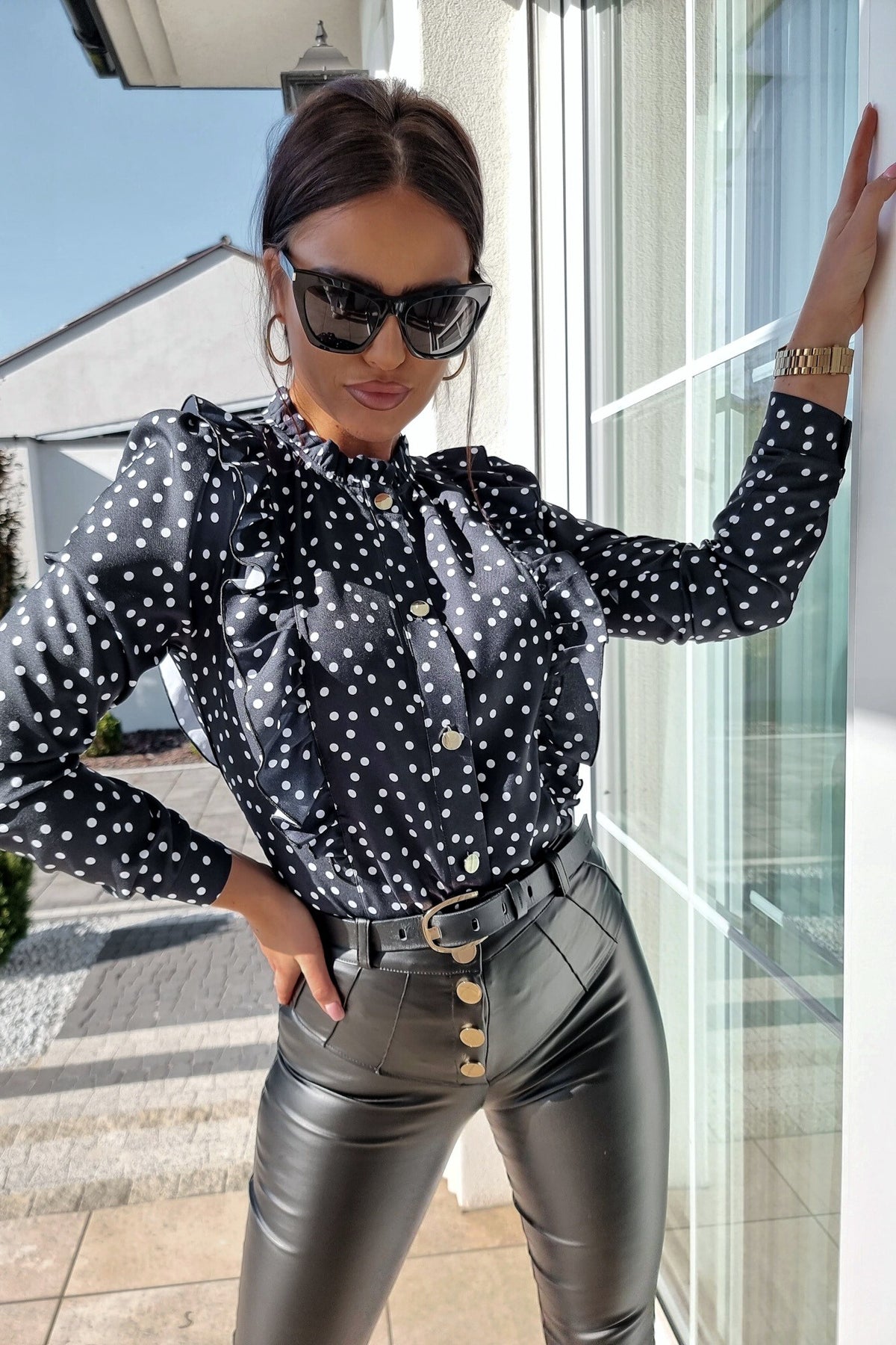 Camicia nera Moda-Mania con stampa pois bianchi, dettaglio rouches e bottoni dorati, tessuto leggero e stile elegante.