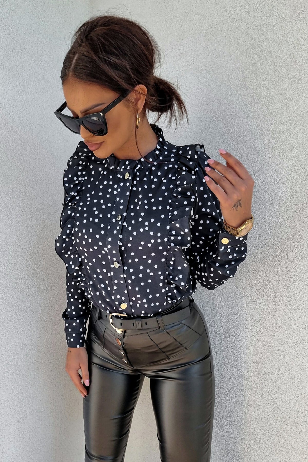 Camicia nera Moda-Mania con pois bianchi, dettagli rouches e bottoni dorati, tessuto leggero e stile elegante.