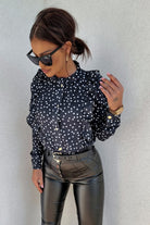 Camicia nera Moda-Mania con pois bianchi, dettagli rouches e bottoni dorati, tessuto leggero e stile elegante.