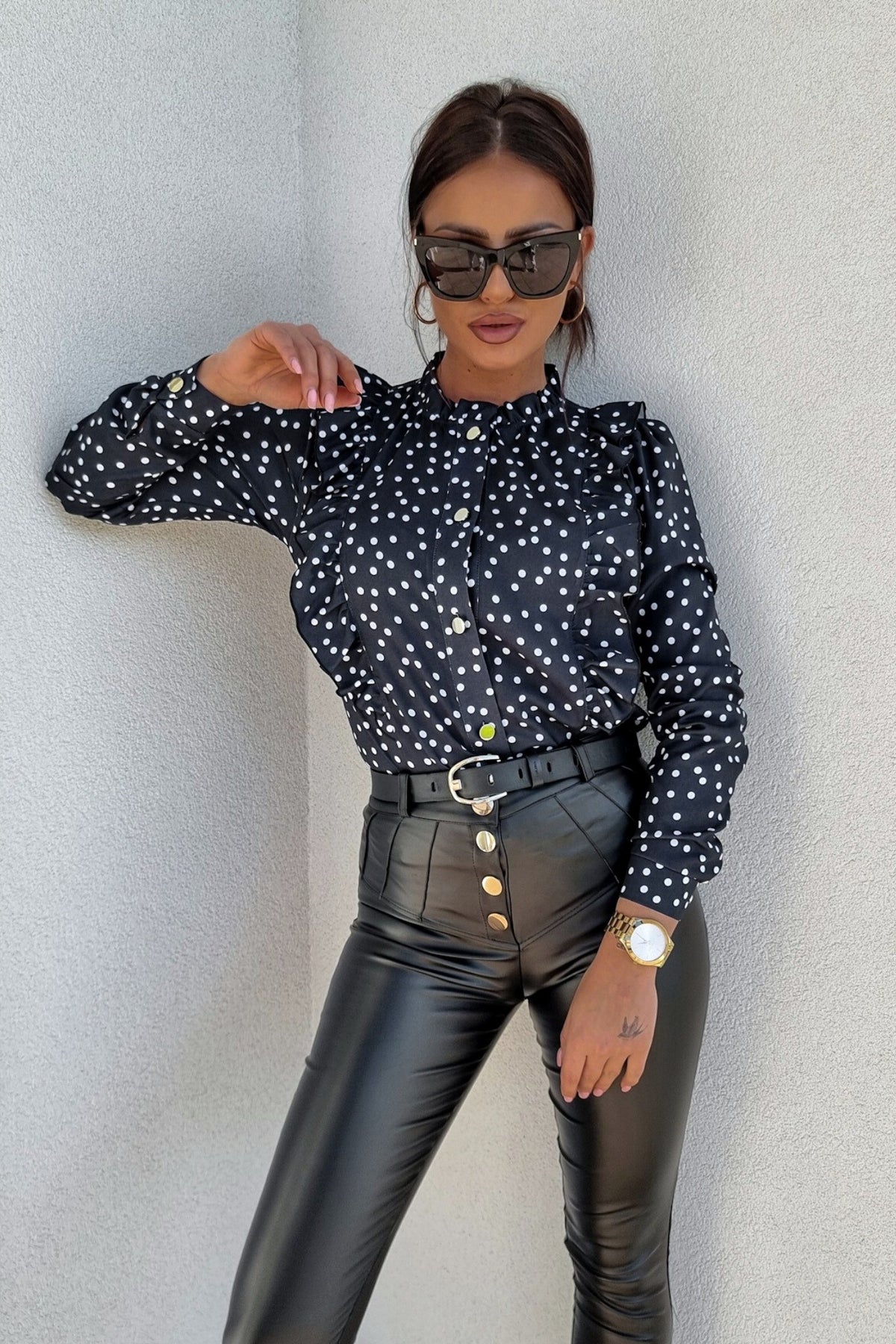Camicia nera Moda-Mania con pois bianchi, dettagli rouches e bottoni dorati, tessuto leggero e stile elegante.
