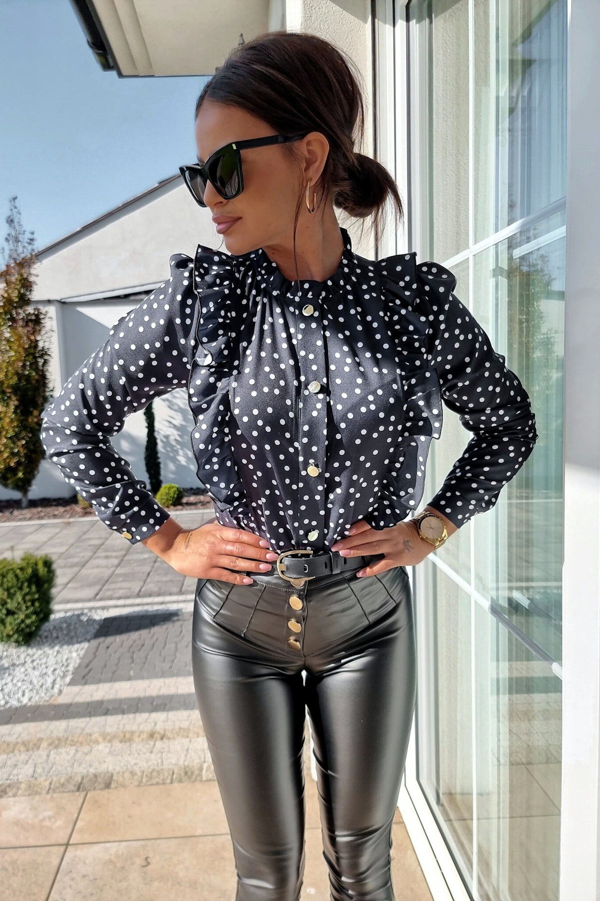 Camicia nera Moda-Mania con stampa pois bianchi, dettagli rouches e bottoni dorati, tessuto leggero e stile elegante.