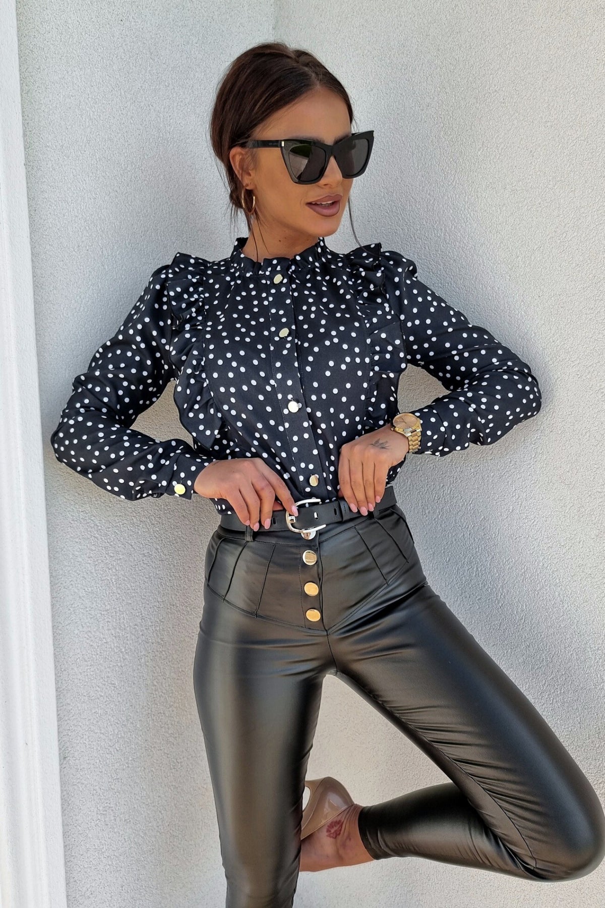 Camicia nera Moda-Mania con stampa pois bianchi, dettagli rouches e bottoni dorati, tessuto leggero e stile elegante.