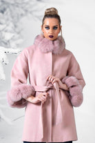 Cappotto in lana cashmere rosa invernale foderato con collo e polsi in pelo naturale, di Moda-Mania, vista frontale.