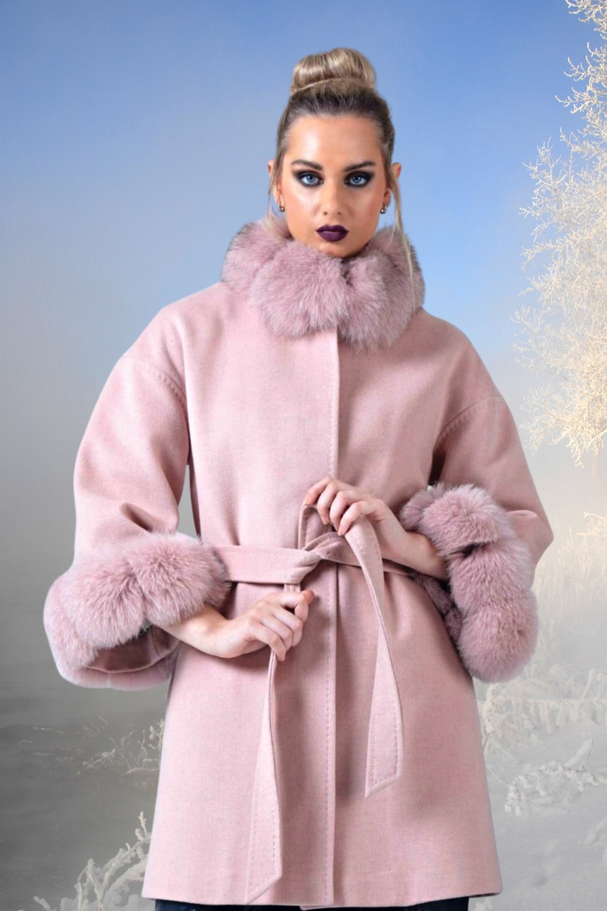 Cappotto in lana e cashmere rosa invernale Moda-Mania, foderato con collo e polsi in pelo naturale, vista frontale elegante