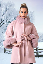 Cappotto in lana e cashmere rosa invernale di Moda-Mania, foderato, con collo e polsi in pelo naturale, da donna.