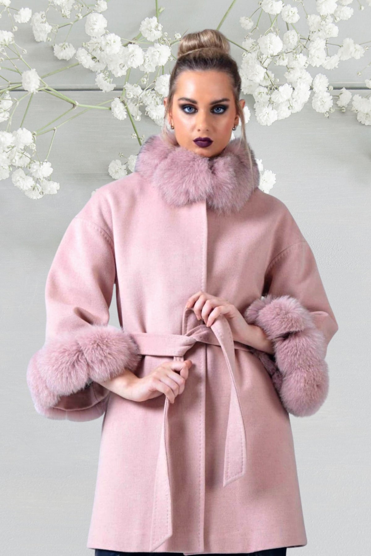 Cappotto in lana cashmere rosa invernale Moda-Mania, foderato con collo e polsi in pelo naturale, elegante e caldo.
