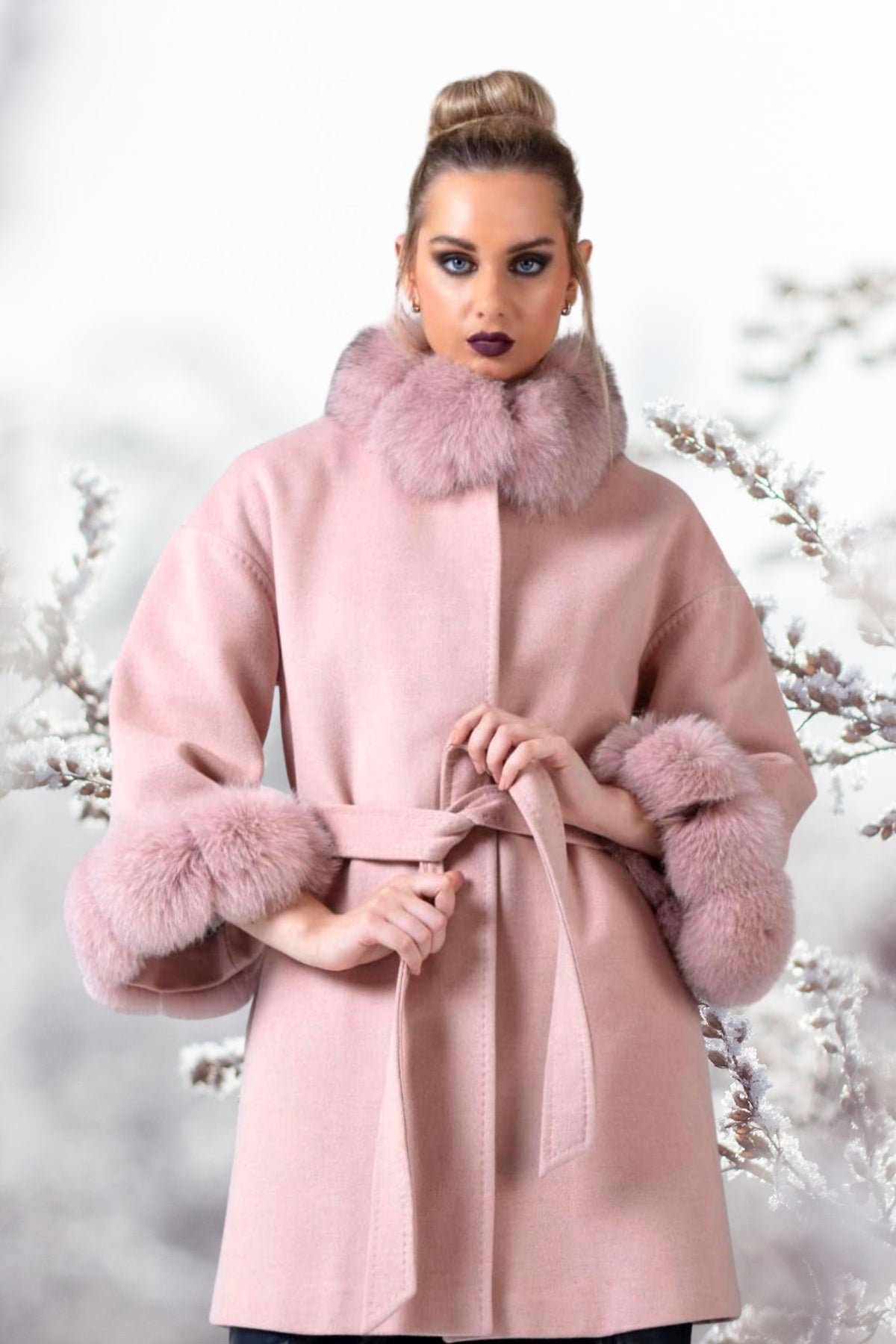 Cappotto in lana cashmere rosa invernale di Moda-Mania con fodera, collo e polsi in pelo naturale, elegante e caldo.