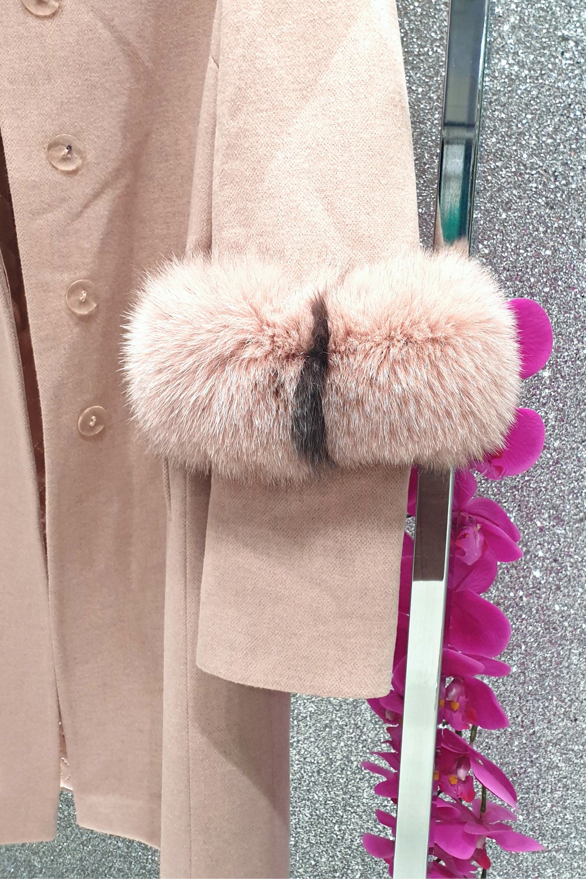 Cappotto rosa invernale Moda Mania con collo alto, spilla decorativa e pelo naturale, giacca elegante in stile moda.