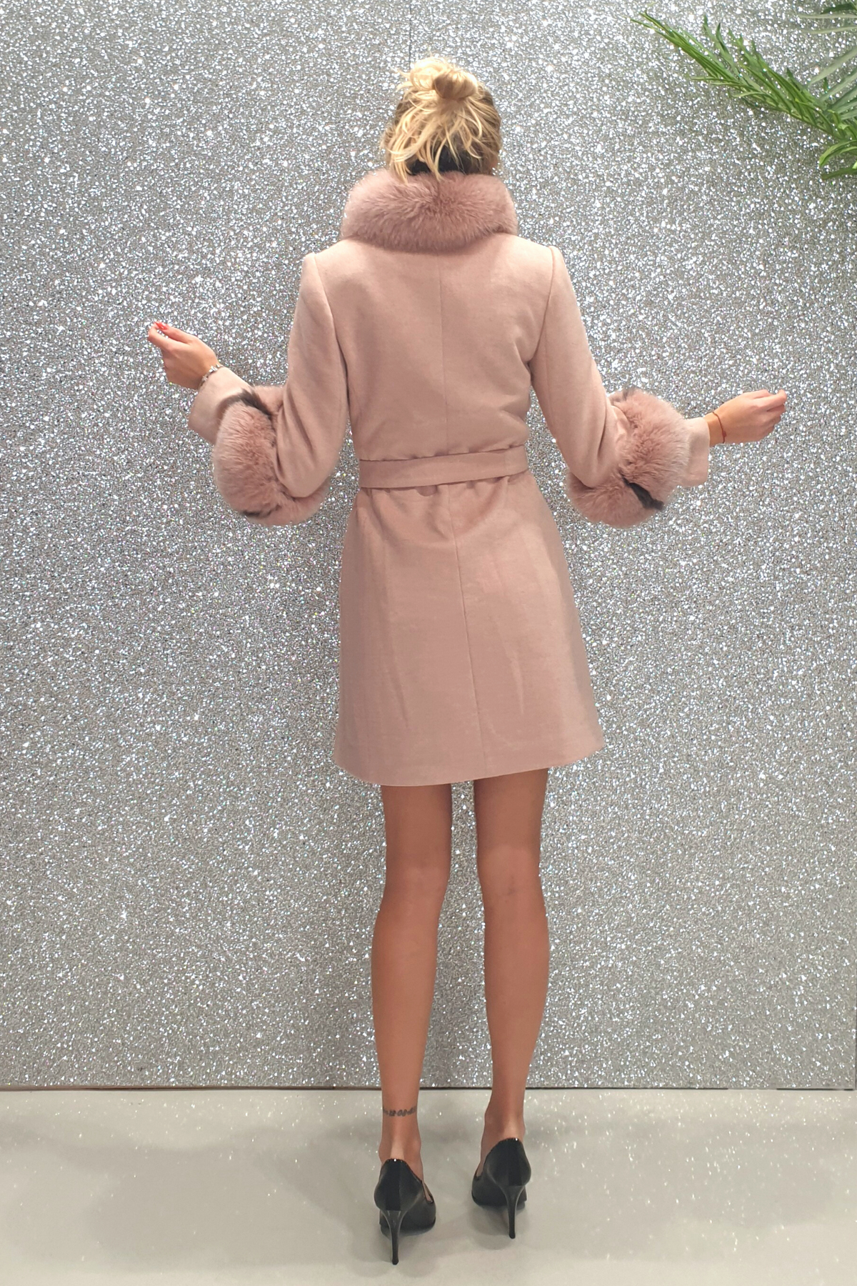 Cappotto rosa invernale Moda Mania con collo alto, spilla decorativa e pelo naturale, giacche e cappotti eleganti e caldi