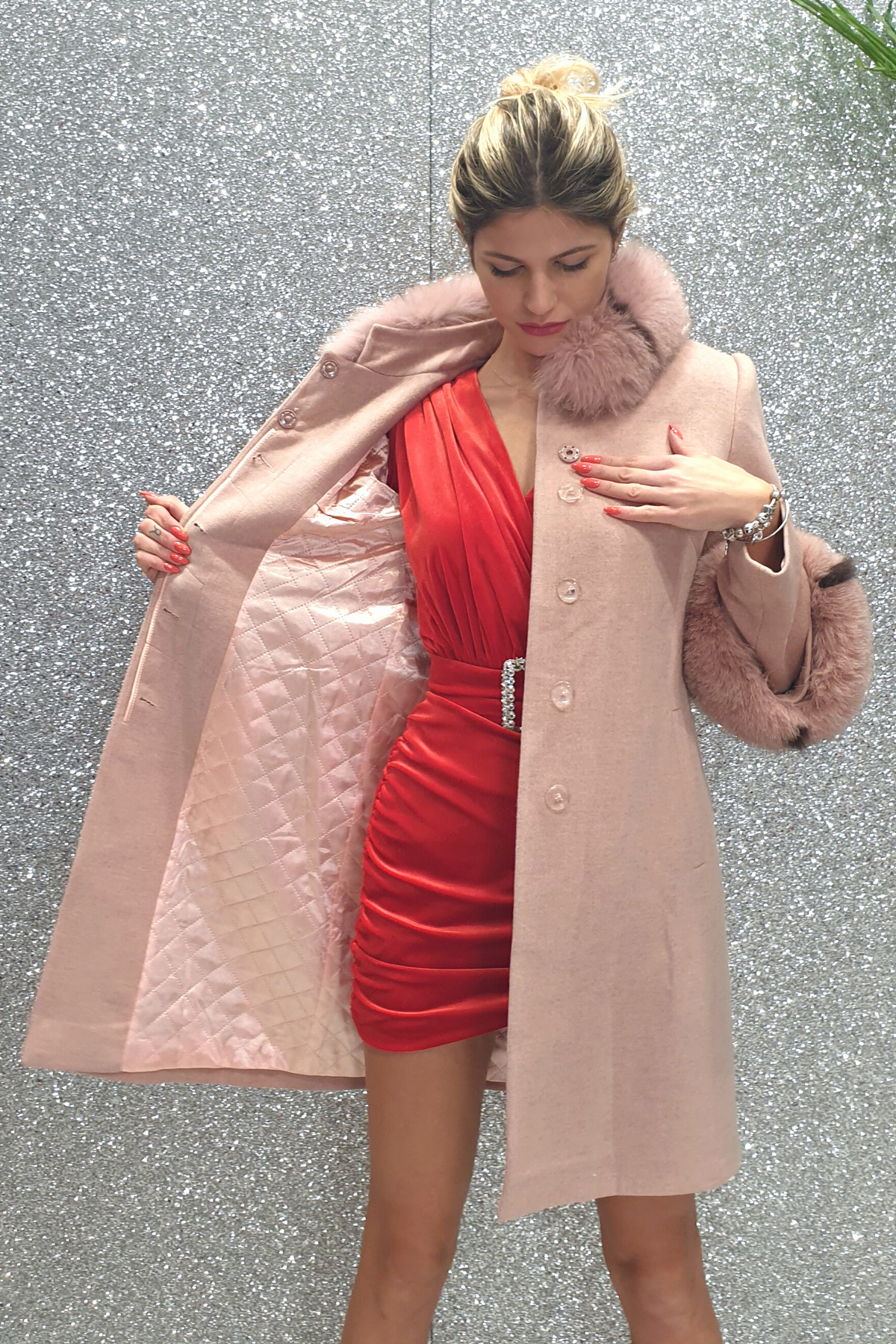 Cappotto rosa invernale Moda Mania a collo alto, con spilla decorativa e dettaglio in pelo naturale, giacche e cappotti.