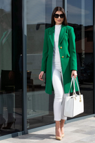 Cappotto verde in misto lana Moda-Mania con scollo a V, revers, tasche a pattina e bottoni dorati metallici.