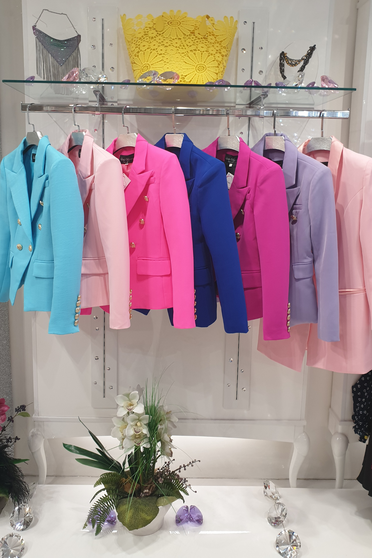 Giacca da tailleur doppiopetto azzurro Moda-Mania, foderata internamente, con bottoni decorativi dorati e dettagli eleganti.