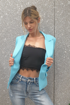 Giacca da tailleur doppiopetto azzurro Moda-Mania, foderata, con bottoni decorativi dorati e stile elegante.