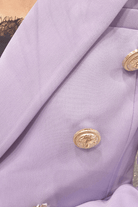 Giacca da tailleur doppiopetto lilla Moda-Mania con interno foderato, bottoni decorativi dorati, stile elegante e raffinato.