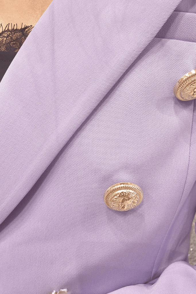 Giacca doppiopetto lilla internamente foderata accessoriata con bottoni decorativi dorati