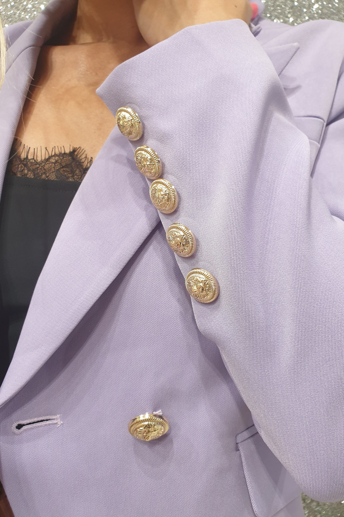 Giacca da tailleur doppiopetto lilla Moda-Mania con fodera interna e bottoni decorativi dorati.