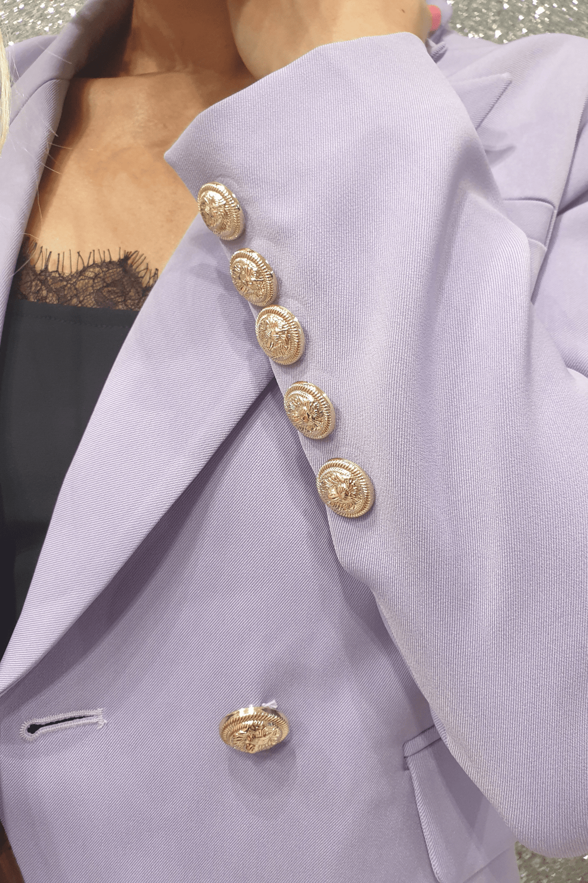 Giacca da tailleur doppiopetto lilla Moda-Mania, foderata, con bottoni decorativi dorati e dettagli eleganti.