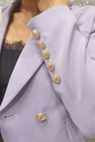 Giacca da tailleur doppiopetto lilla Moda-Mania, foderata, con bottoni decorativi dorati e dettagli eleganti.