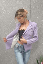 Giacca da tailleur doppiopetto lilla Moda-Mania con fodera interna e bottoni decorativi dorati.